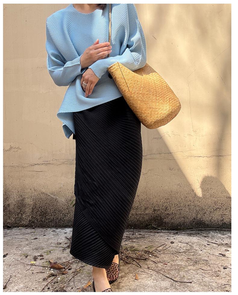 Женская черная плиссированная юбка средней длины с асимметричным разрезом от Мияке