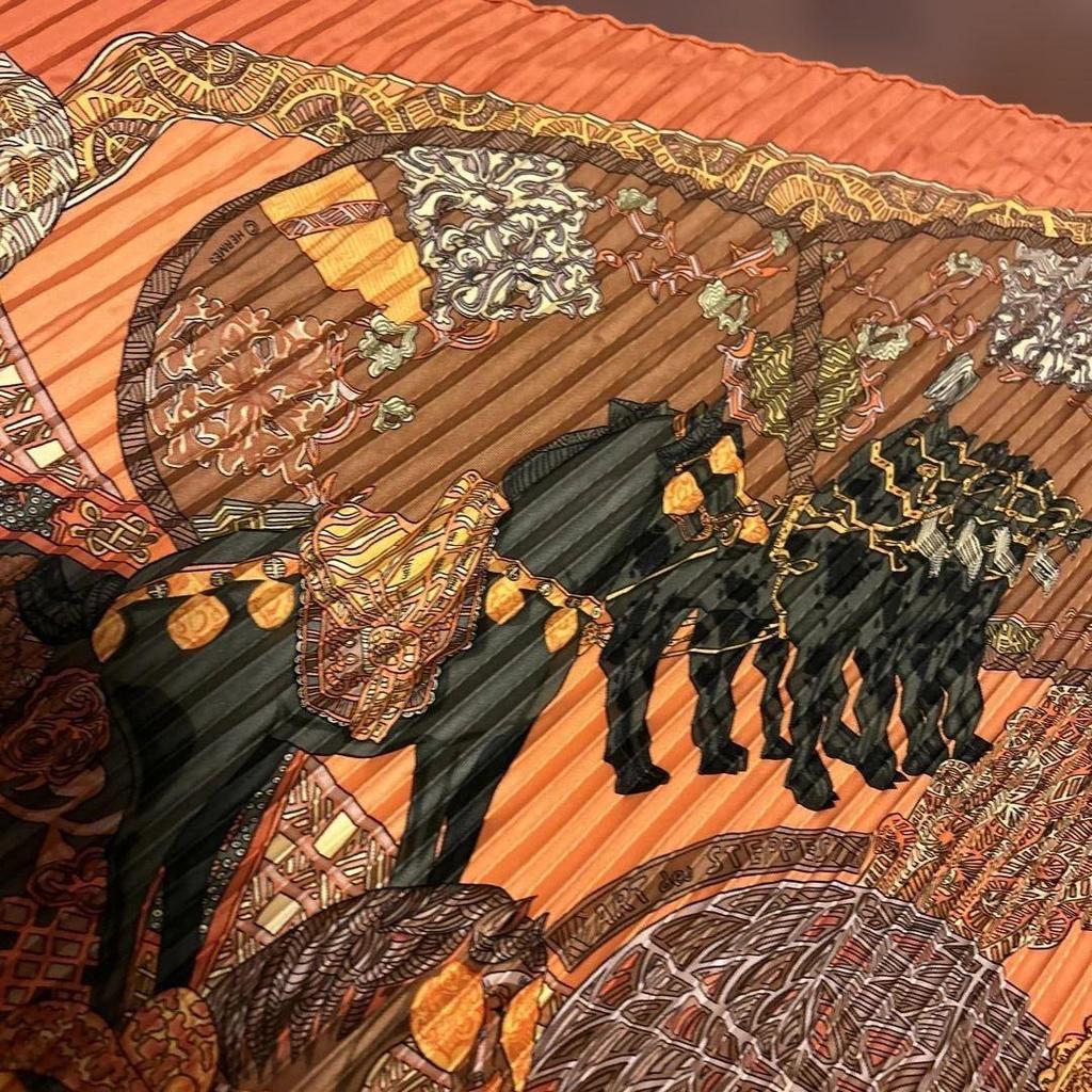 Used Hermes pleated scarf, orange