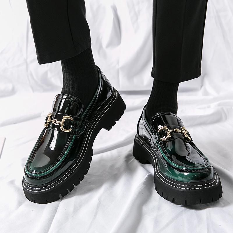 Мужские кожаные повседневные туфли в британском стиле с круглым носком для деловых и рабочих целей, черного цвета. Идеально подходит для молодых мужчин, которые ценят блестящие детали.