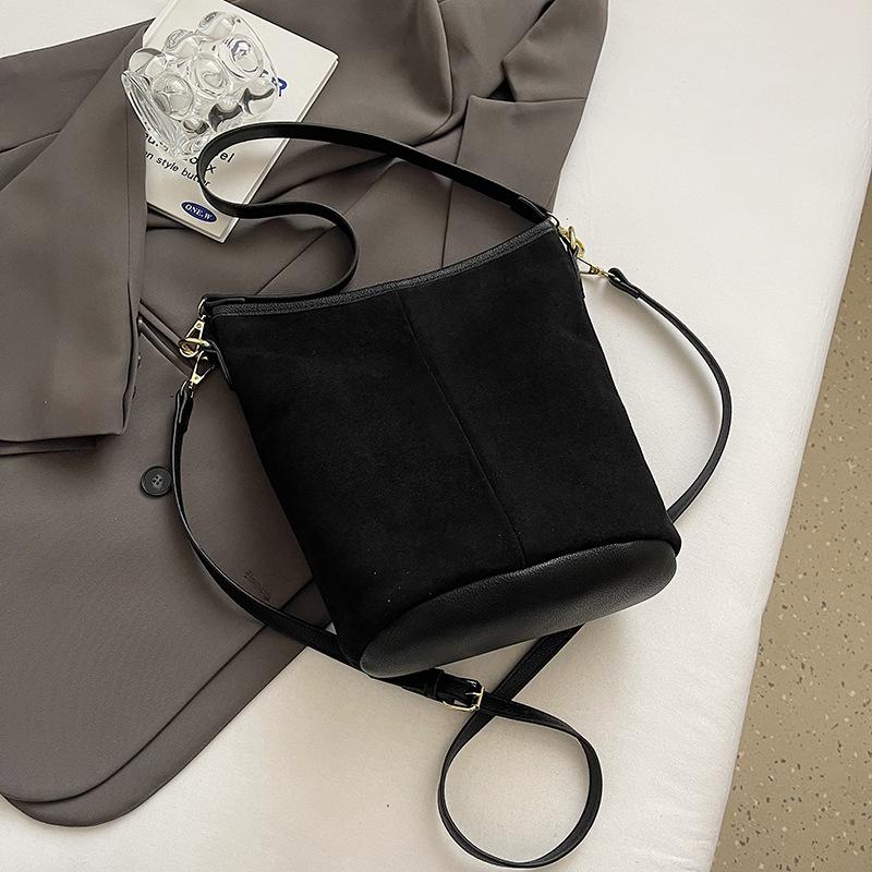 Однотонная женская сумка-ведро универсальная с простым одноплечевым ремешком в стиле ретро и универсальная