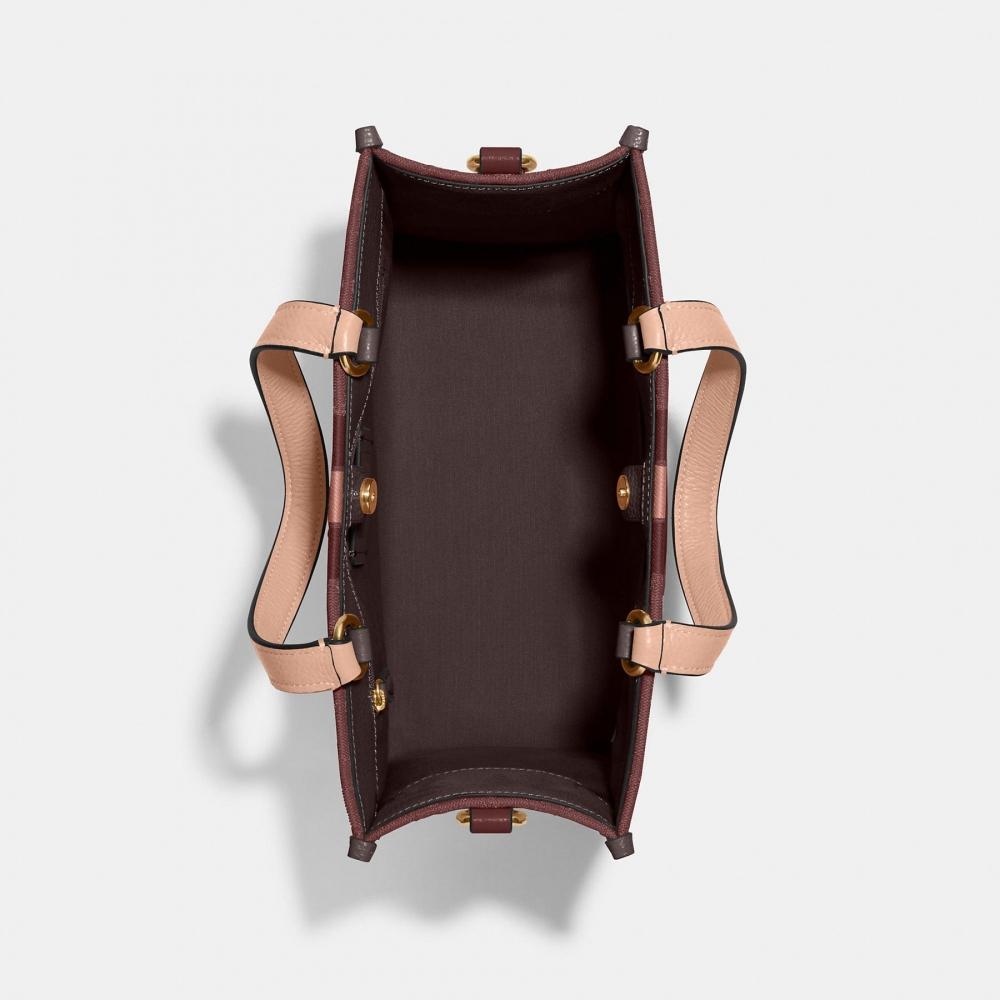 Coach Сумка Dempsey Carryall из фирменного жаккарда с полосками и нашивками Coach, серебристая, черная, дымчатая, черная, многоцветная