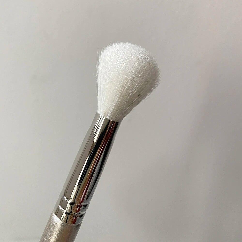 ЩЕТКА ДЛЯ МАКИЯЖА B110 Круглая РУМЯНА J4003 Угловая кисть HIGHLIGHT - Золото - Качественные инструменты для смешивания бронзаторов и пудры Goat Brisltes Cosmetics
