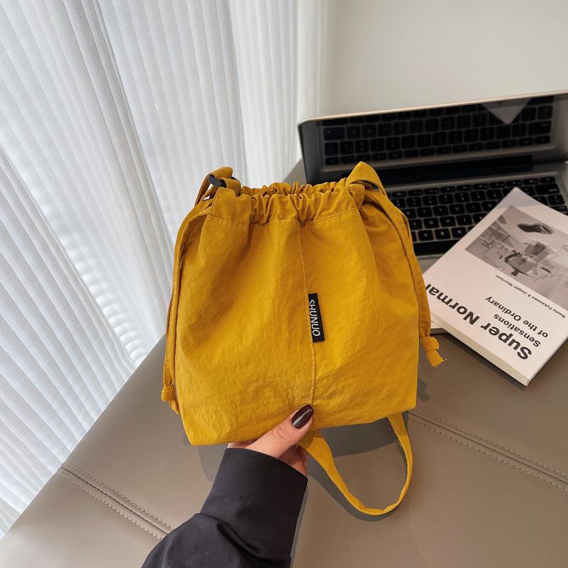 Summer Casual Drawstring Bundle Small Bag Men's and Women's Lightweight Messenger Bag Bright Sports Mobile Phone Bag Simple Bucket Bag