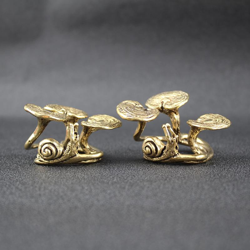 Retro Brass Snail Ganoderma Lucidum Creative Incense Insert Ornament Nafu Tea Pet Handicrafts Antiques Miscellaneous Small Copper Ware