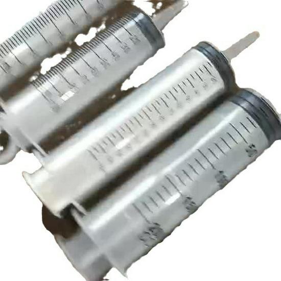 Стерильный одноразовый пластиковый шприц с иглой и чернильной трубкой для подачи и дозирования.
