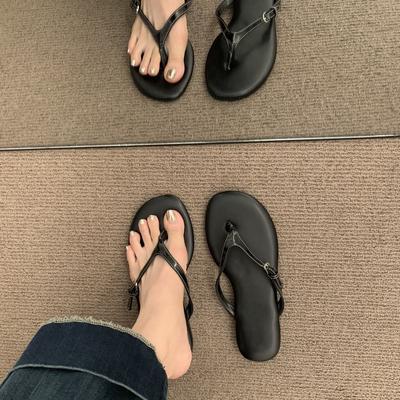 Красные шлепанцы с перемычкой для женского летнего гардероба 2025 новинка корейские на плоской подошве для отпуска вечерние ветрозащитные пляжные сандалии