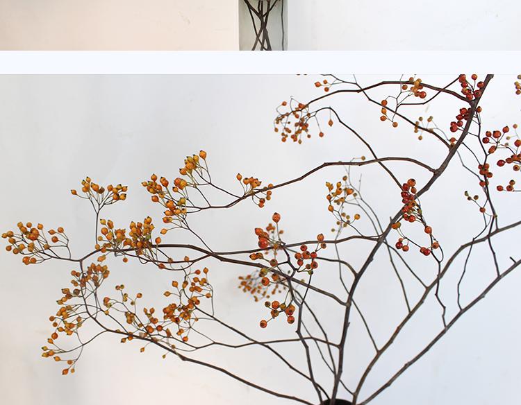 Напольная икебана в стиле ваби-саби с горными стабилизированными цветами и сухими ветками