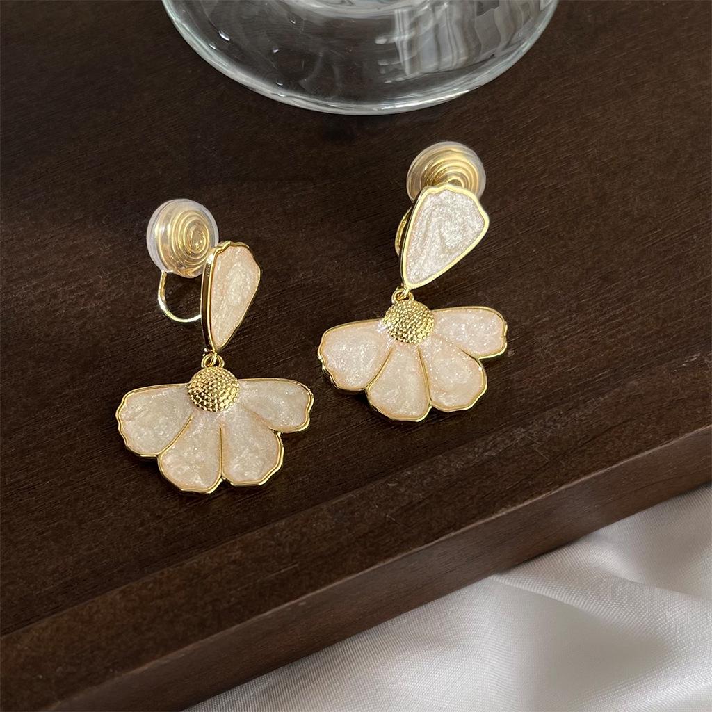 Французские ретро-клипсы для ушей Camellia: Модные серьги без проколов, высококачественный дизайн, идеально подходят для поездок на работу.