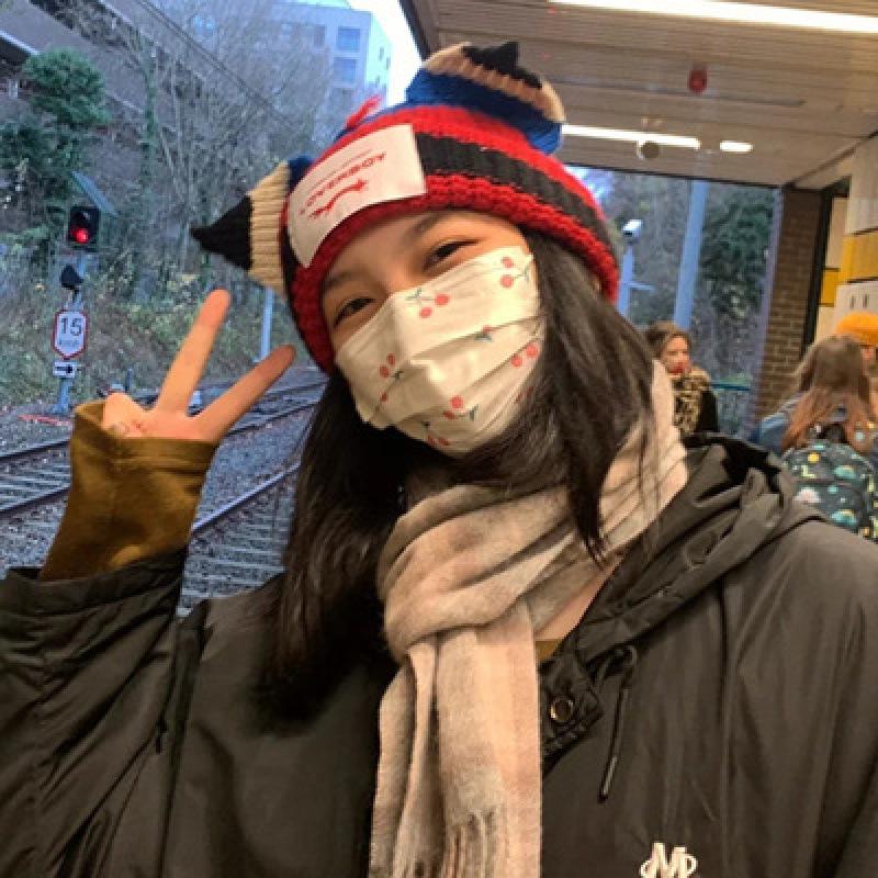 Женская зимняя шапка в корейском стиле с вязаными кошачьими ушками, дизайн в стиле хип-хоп и теплый пуловер с надписью, как у инфлюенсеров.