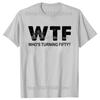 С 50-летием WTF Кому исполняется пятьдесят Смешные футболки на 50-летие Мужская мода Повседневная 100% хлопок Свободная футболка оверсайз