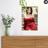 Элегантная азиатская женщина, платье с открытыми плечами, красное, винтажный металлический жестяной знак, декор стены спальни