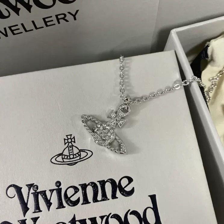 Ожерелье «Сатурн» с бриллиантами и деталями-заклепками, с плоской цепочкой-рельефом для ключицы