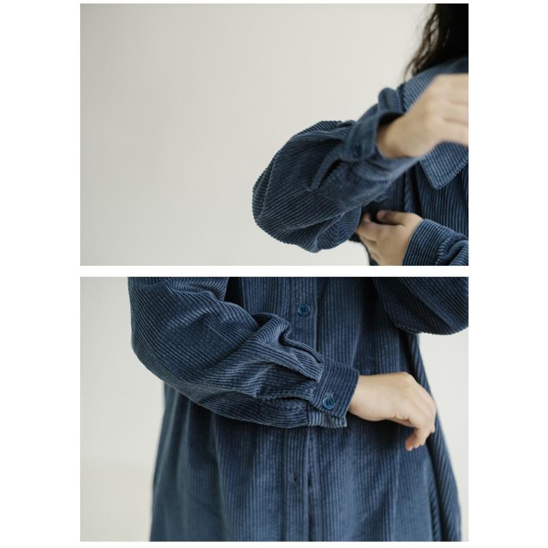 Платье свободного кроя с длинными рукавами и однотонным темно-синим воротником. Женское осеннее винтажное вельветовое облегающее однобортное платье в стиле «атмосфера»