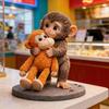 3D-печатная фигурка обезьяны Милая маленькая обезьянка, держащая плюшевую игрушку Статуэтка Коллекционный орнамент для дома, офиса, гостиной Настольное украшение