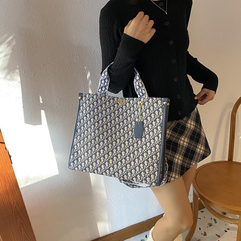 2025 Autumn and Winter New Fashion Trend Large Capacity Tote Bag Shoulder Bag Versatile Retro Exquisite