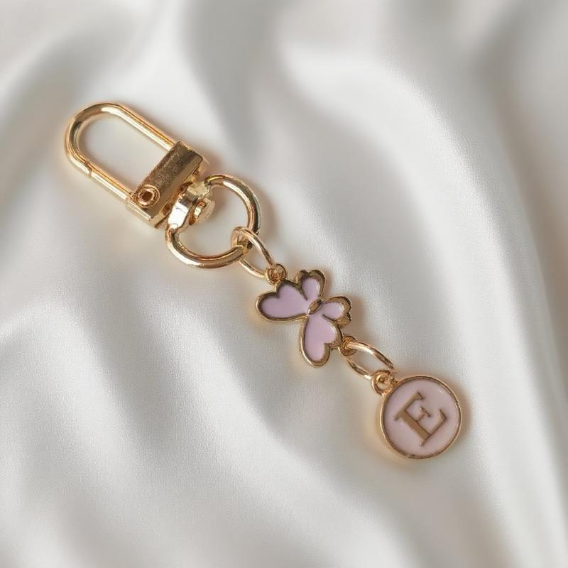 Металлический розовый брелок для ключей в виде бабочки, модный брелок с инициалами от A до Z, держатели для ключей от машины, подвеска для сумки, висячий декор, подарок для пары