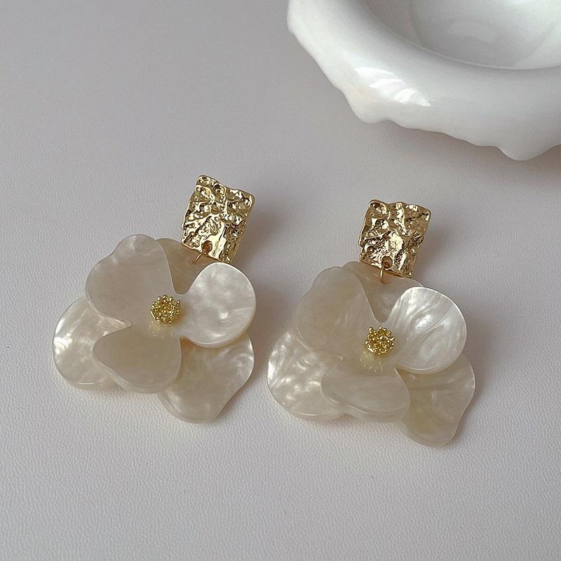 New Trendy Metal C-shaped Acrylic Flower Pendant Earrings for Women Vintage Coffee Petal Personality Earrings Jewelry