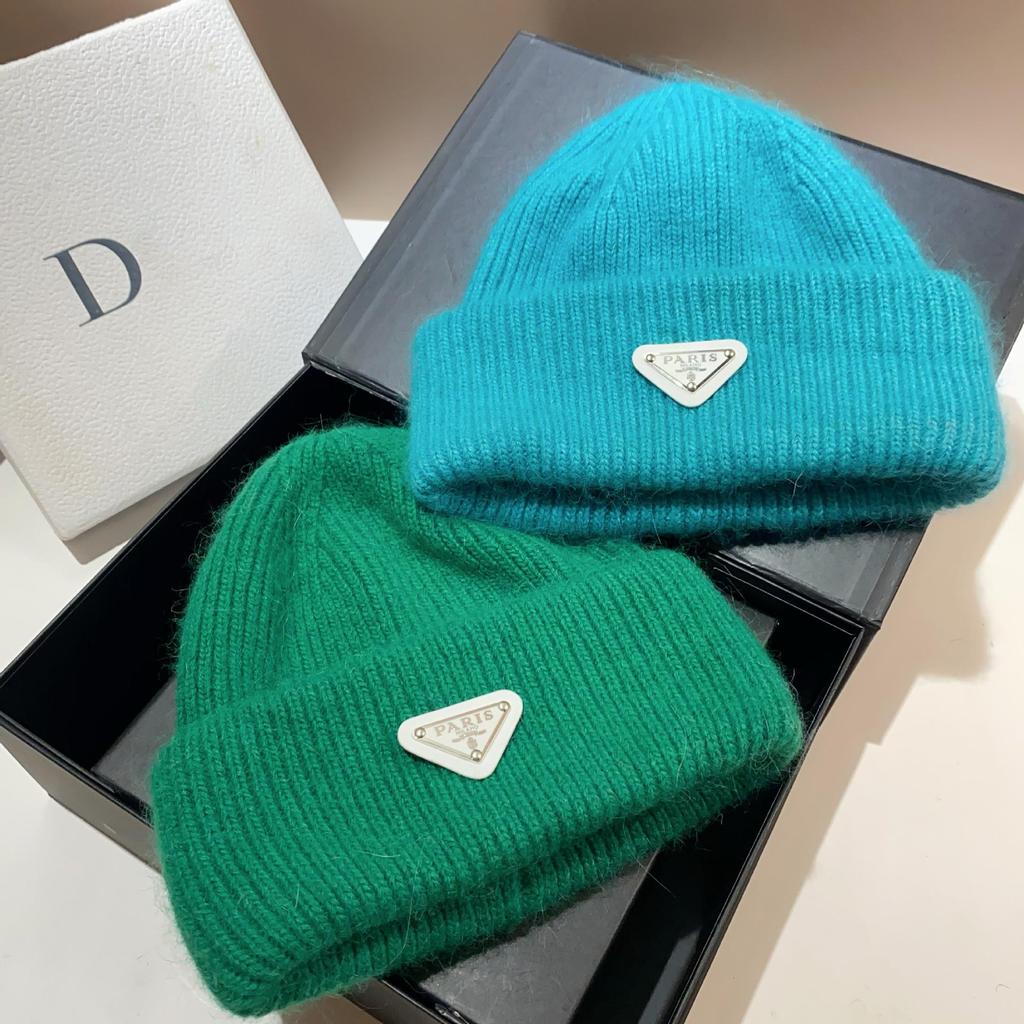 Зимняя шапка с защитой ушей французской вязки с мехом кролика - теплая, стильная, дизайн перевернутый треугольник, шерсть с двойным подгибом