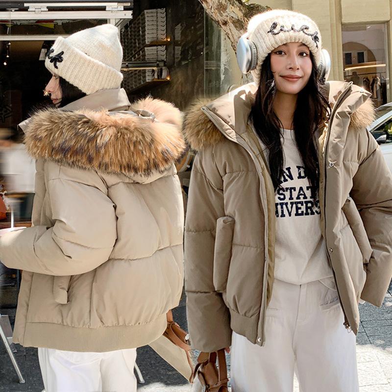 Женская короткая ветрозащитная теплая зимняя куртка с капюшоном из большого меха и рукавами реглан