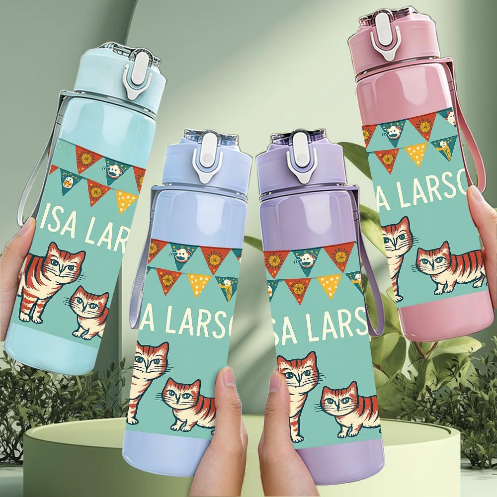 1PC Lisa Larson Cat Banner Print 750ml Color Plastic Sports Water Bottle Leakproof Flip Straw Lid For Sports Office Home Use