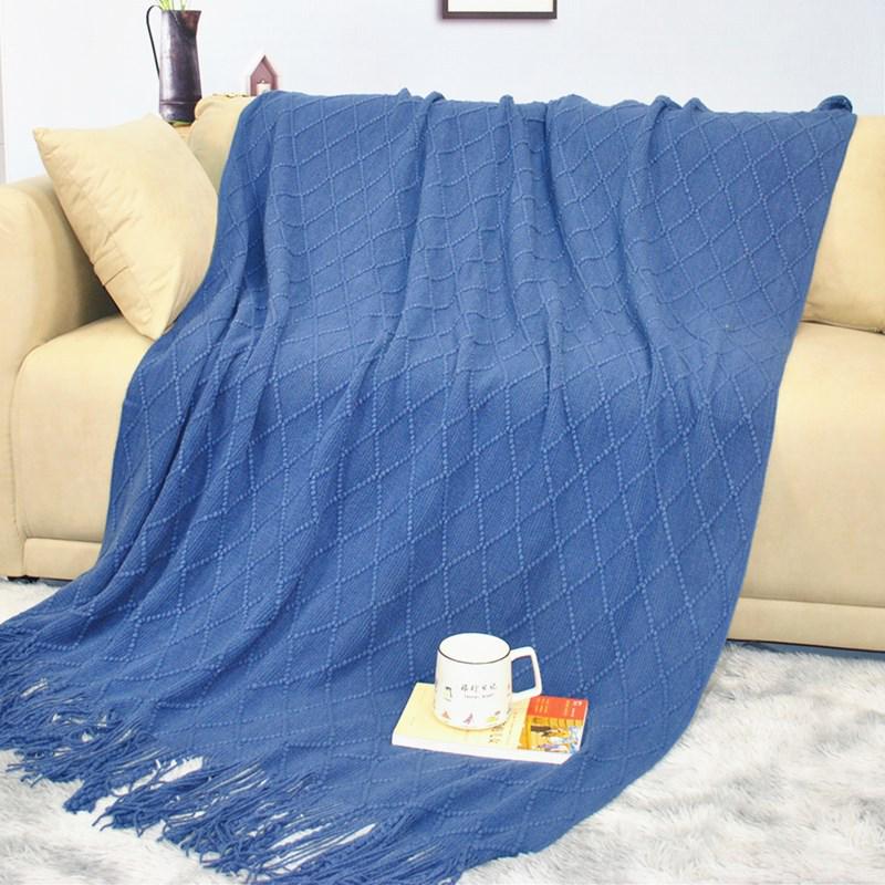 Вязаный плед с кисточками в скандинавском стиле - для дивана, кровати или для сна