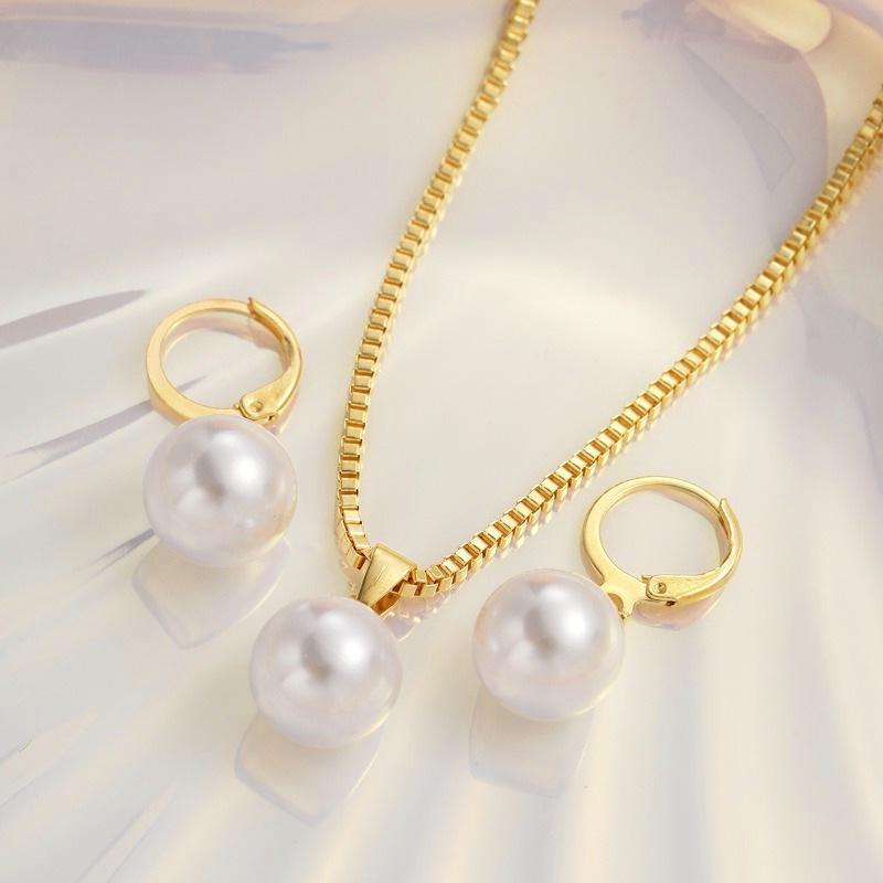 Luxury Pearl Jewelry Set: Elegant Necklace & Stud Earrings for Women