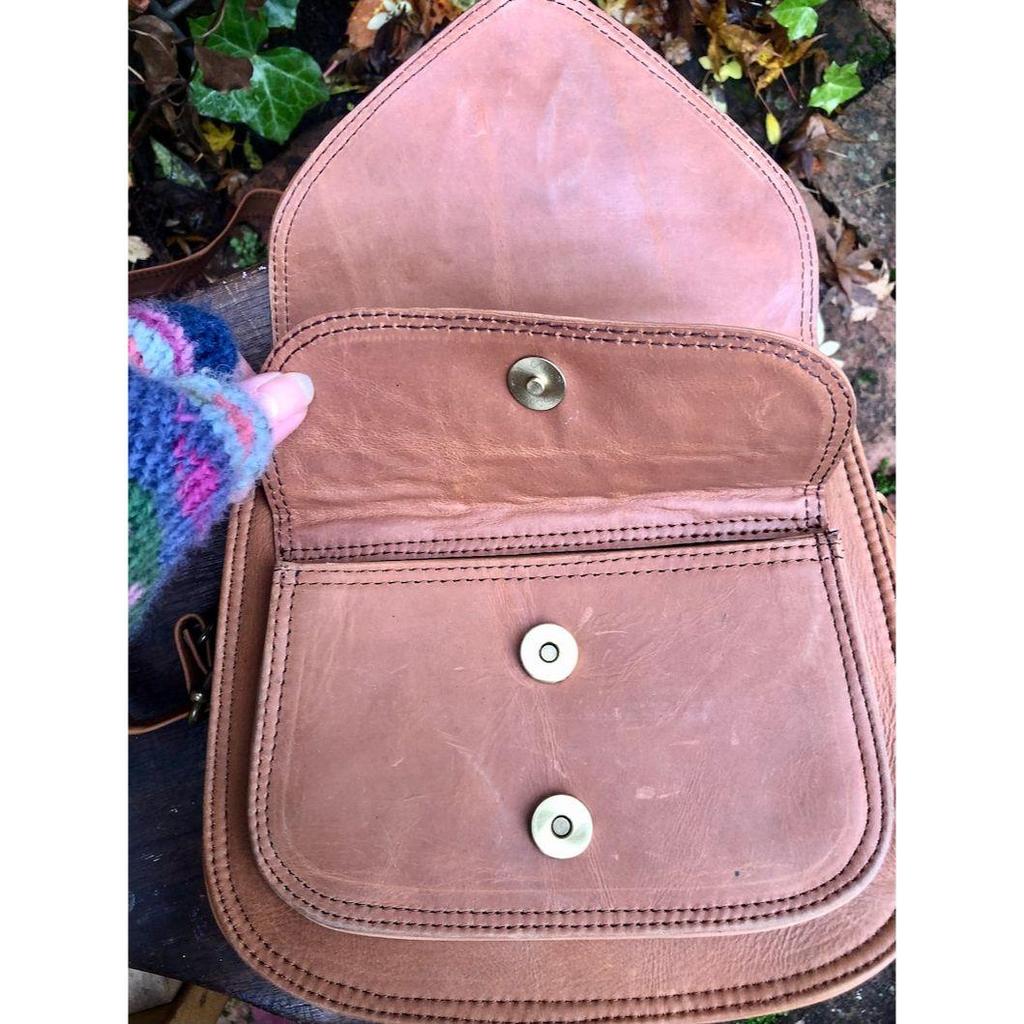 Маленькая седельная сумка, сумка через плечо из кожи буйвола, седельная сумка в стиле ретро, сумочка через плечо, изготовленная с соблюдением этических норм, традиционная коричневая кожаная сумка, отвечающая принципам справедливой торговли.