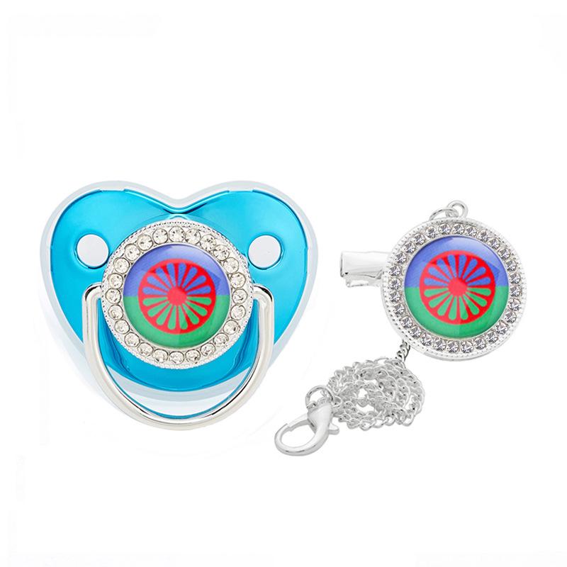 Соска-пустышка с бриллиантами и зажимом в виде цыганского флага