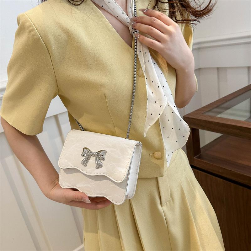 Простая текстура с бантом и нежной цепочкой, сумка через плечо на одно плечо, весна и лето, новая маленькая квадратная сумка, привлекательный внешний вид