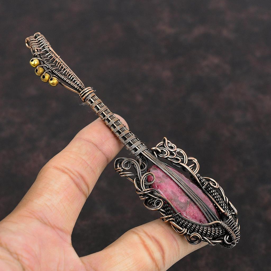 Родонит Медный Кулон Драгоценный камень Кулон, обернутый проволокой Кулон в виде гитары Медные украшения Ручная работа Кулон-обертка Украшения из родонита Подарок для него