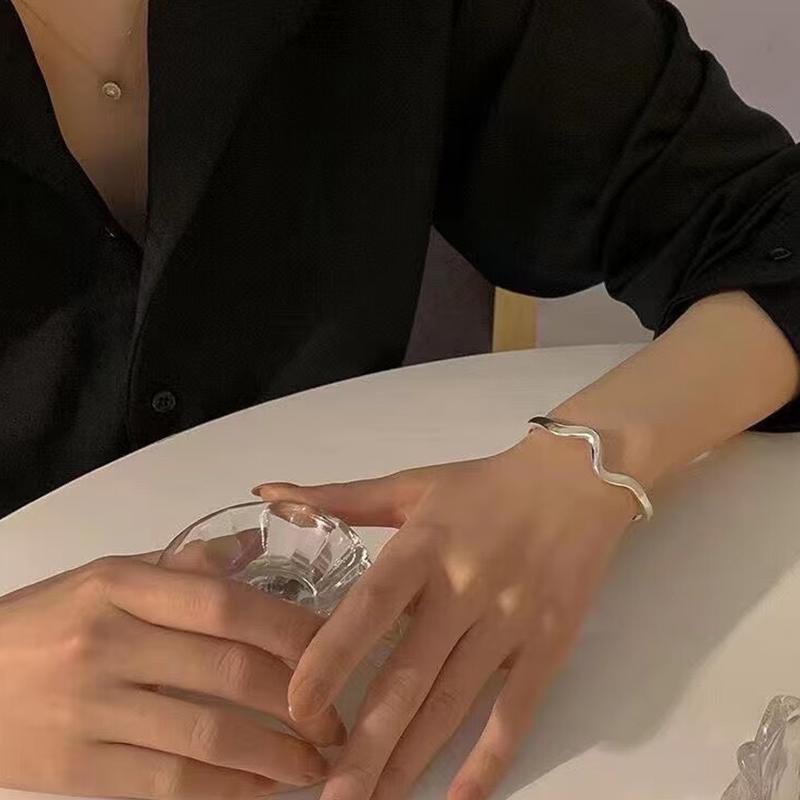 Нерегулярный глянцевый серебряный браслет Mobius, регулируемый индивидуальный браслет для женщин