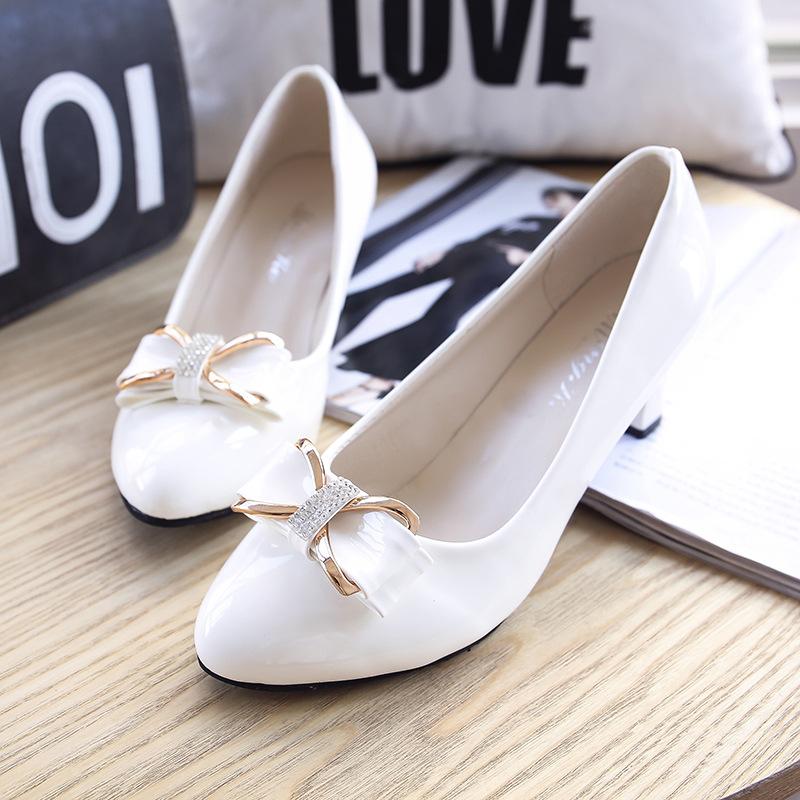 Элегантные женские туфли на каблуке весна-осень, туфли-лодочки на толстом среднем каблуке, женские туфли белого и красного цвета с мелким носком и металлическим бантом