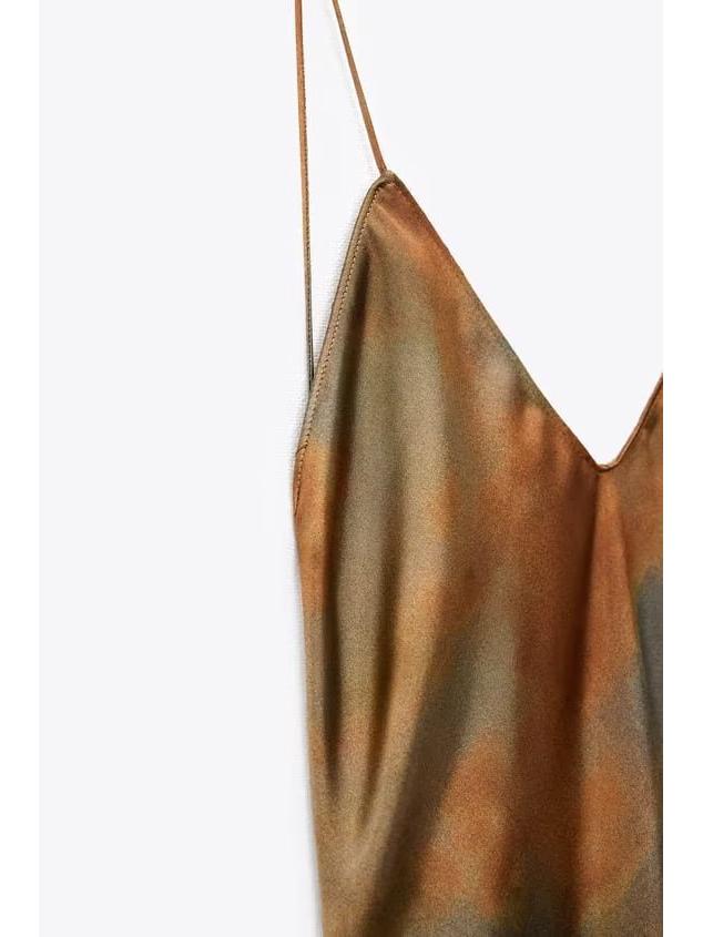 Платье-комбинация с V-образным вырезом и открытой спиной с радужным принтом 2023