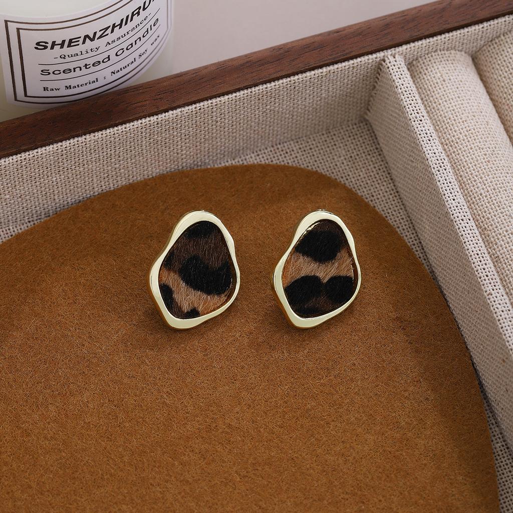Autumn And Winter Leopard Print Love Irregular Leopard Print Stud Earrings, Hong Kong Style Maillard Niche High-End Fashion Temperament Earrings