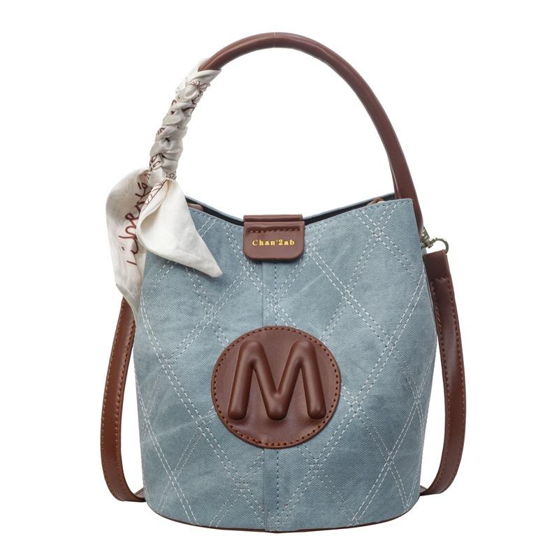 Niche design popular commuter handbag bag women's summer 2025 new trendy high-end versatile messenger bucket bag