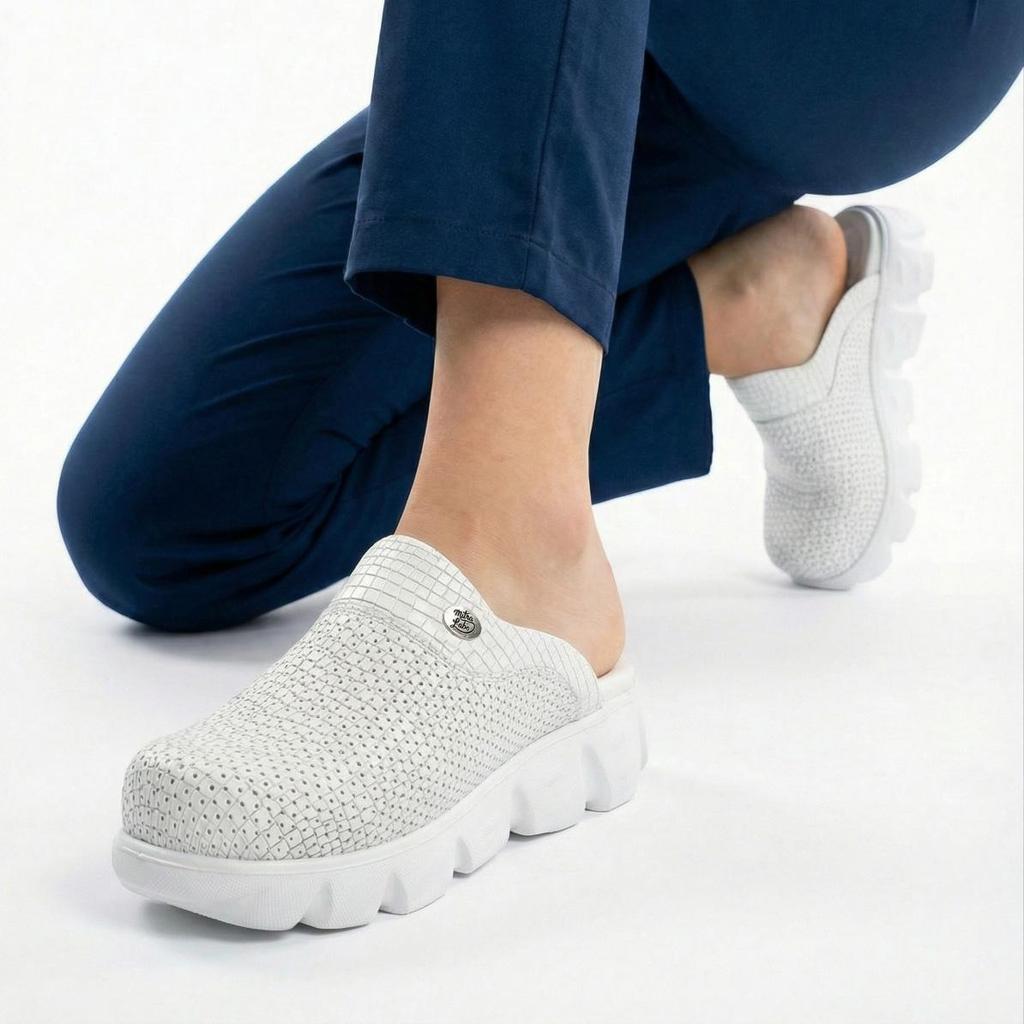 Women Light Sole Medical Clogs Sabo Hospital Shoes Non-Slip Slipper Nurse Doctor Midwife Surgical Sandals