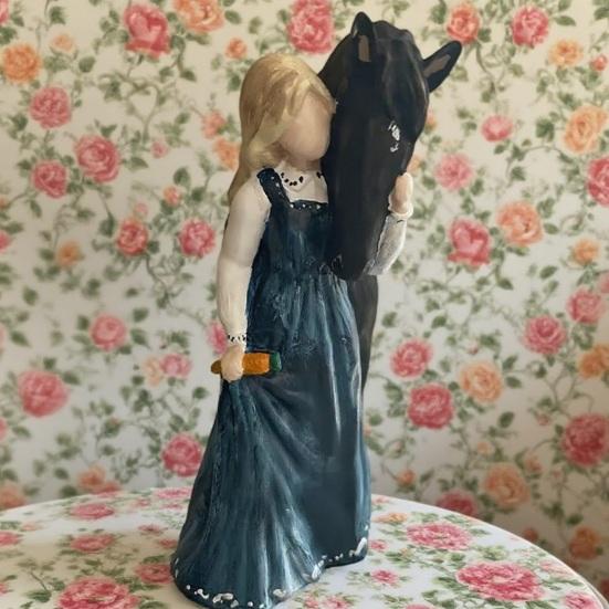 Girl Holding Horse Resin Statue Angle Pony Figurine Sculpture Home Office Living Room Desktop Decoration Ornament