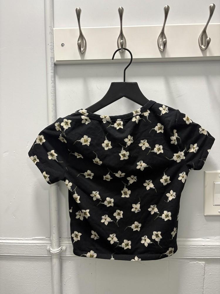 Aeropostale Shirt Womens XS Black Floral Short Sleeve Crop Top Crewneck Tee Unisex T-Shirt Graphic Tee