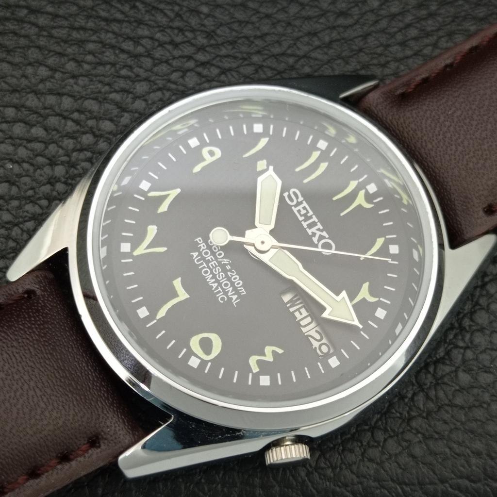 ЯПОНСКИЕ ВИНТАЖНЫЕ ОТРЕМОНТИРОВАННЫЕ МУЖСКИЕ АВТОМАТИЧЕСКИЕ ЧАСЫ SEIKO С КОРИЧНЕВЫМ ЦИФЕРБЛАТОМ a445482-1