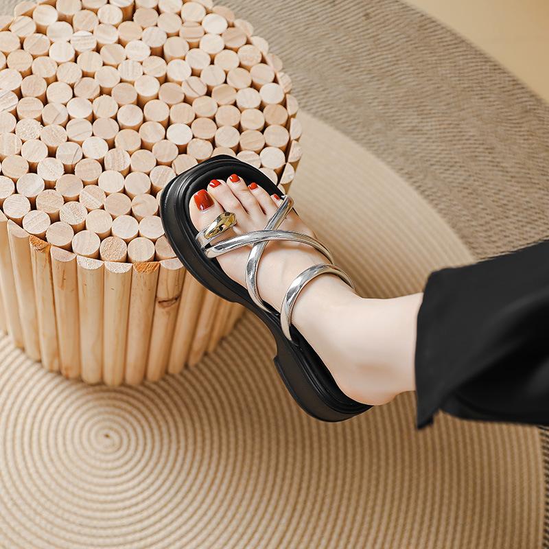 Серебристые высококлассные шлепанцы на толстой подошве, женские, лето 2025, новая модная уличная одежда, шлепанцы-вьетнамки с перемычкой, сандалии на ремешке