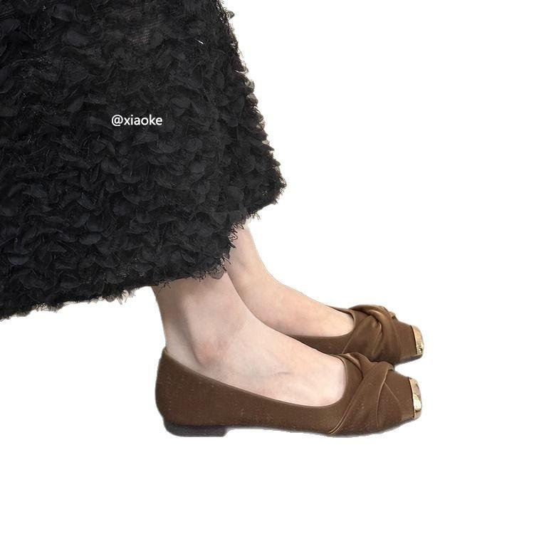 Весна 2025 новый французский темперамент с юбкой туфли-лодочки женские с легким вырезом фея стиль атласные квадратный носок плоская подошва женская обувь