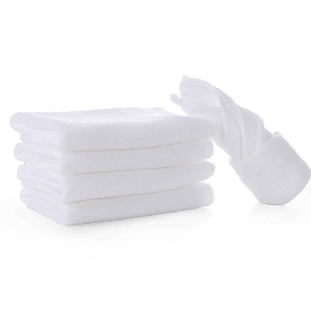 Принадлежности для ванной комнаты отеля, белые полотенца