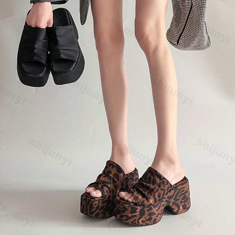Fashion Leopard Print Designed Wedge Sandals for Women Summer 2025 New Outdoor Beach Thick Soled Fashion Sexy High-heeled Cool Slippers