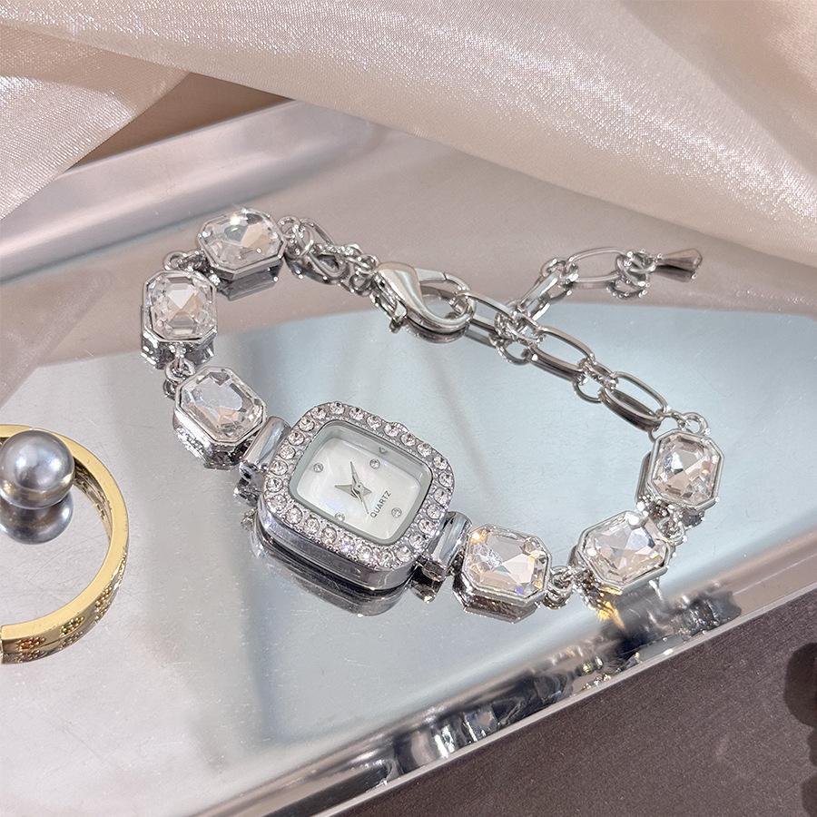 Прямоугольные часы-браслет с перламутровым циферблатом и простым кварцевым механизмом, сверкающие, с маленькими кубиками сахара, застежкой-лобстером, регулируемые женские часы
