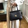 2024 однотонная модная индивидуальная повседневная маленькая сумка из искусственной кожи, простая и стильная сумка через плечо, женская сумка с металлической пряжкой
