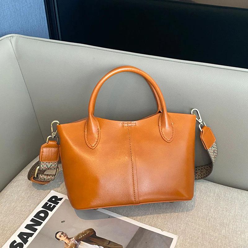 Genuine Leather, A Large Capacity Multi-compartment Single-shoulder Tote Bag That Is Versatile for Women