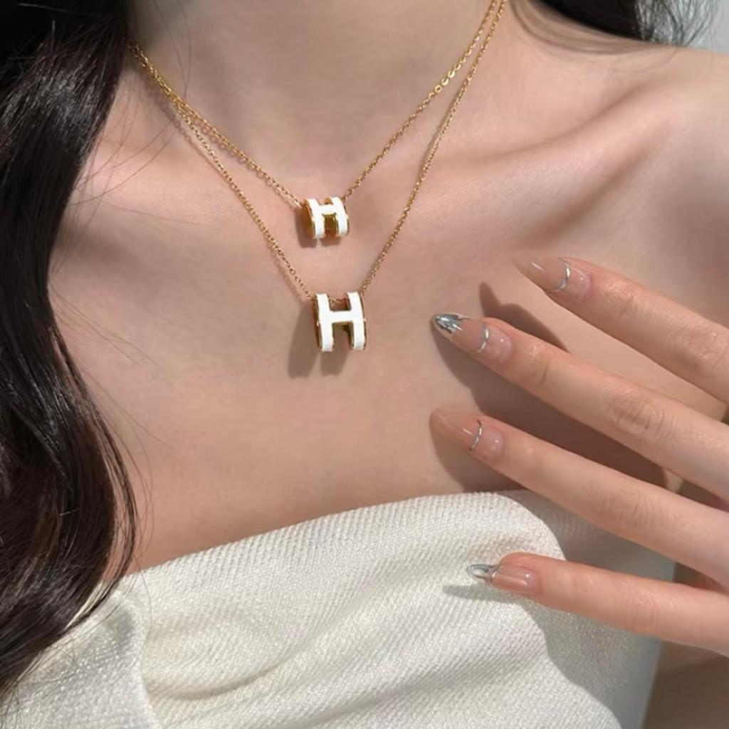 Женское высококлассное эмалированное колье Hermes с буквой H, 18-каратное розовое золото, универсальный нетускнеющий кулон на ключицу