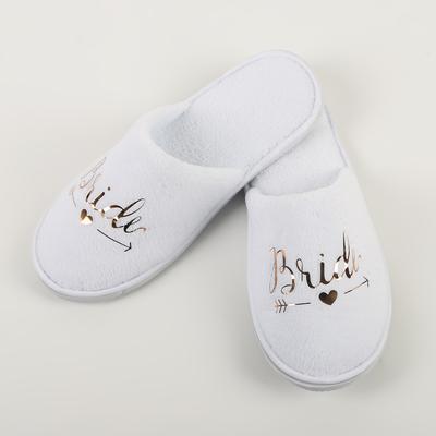 Модный набор тапочек для свадебной вечеринки, из кораллового вельвета с закрытым носком и золотой надписью, легкие плюшевые уютные балетки, нескользящая мягкая подошва для невесты