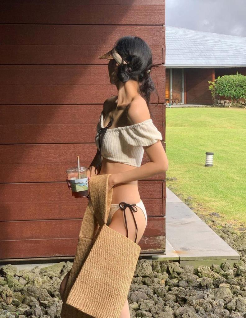 Женский однотонный купальник бикини с оборками на плечах - Сексуальный корейский стиль для отпуска