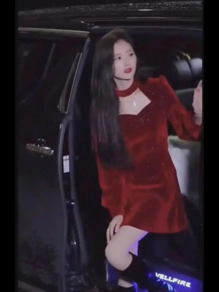 Элегантное красное бархатное платье А-силуэта с блестками для женщин - Коллекция Весна и Осень 2023: Уменьшение талии, высокий класс, изысканный стиль